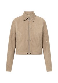 Beige Wildlederjacke mit silbernen Nieten, einem vorderen Reißverschluss, zwei seitlichen Taschen und einem klassischen Kragen.
