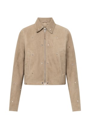 Chaqueta de ante beige con tachuelas plateadas, cremallera frontal, dos bolsillos laterales y cuello clásico.