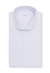 Lichtblauw en wit gestreept overhemd voor mannen, korte mouwen, knoopsluiting, brede kraag, netjes opgevouwen.