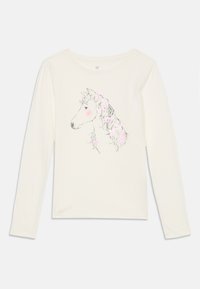 Langermet, kremfarget skjorte med en hestillustrasjon som har blomsteraksenter i rosa og grått. Mykt stoff, rund hals-design.