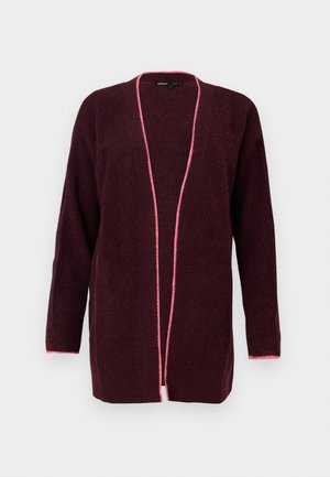 Burgunderfarget strikket cardigan med lange ermer og åpen front, med rosa kant rundt kanten og et teksturert mønster.