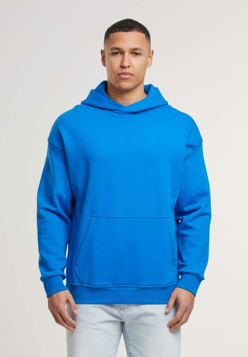 Felpa con cappuccio di un blu brillante, realizzata in tessuto morbido. Presenta una tasca frontale, polsini a coste e una vestibilità rilassata.