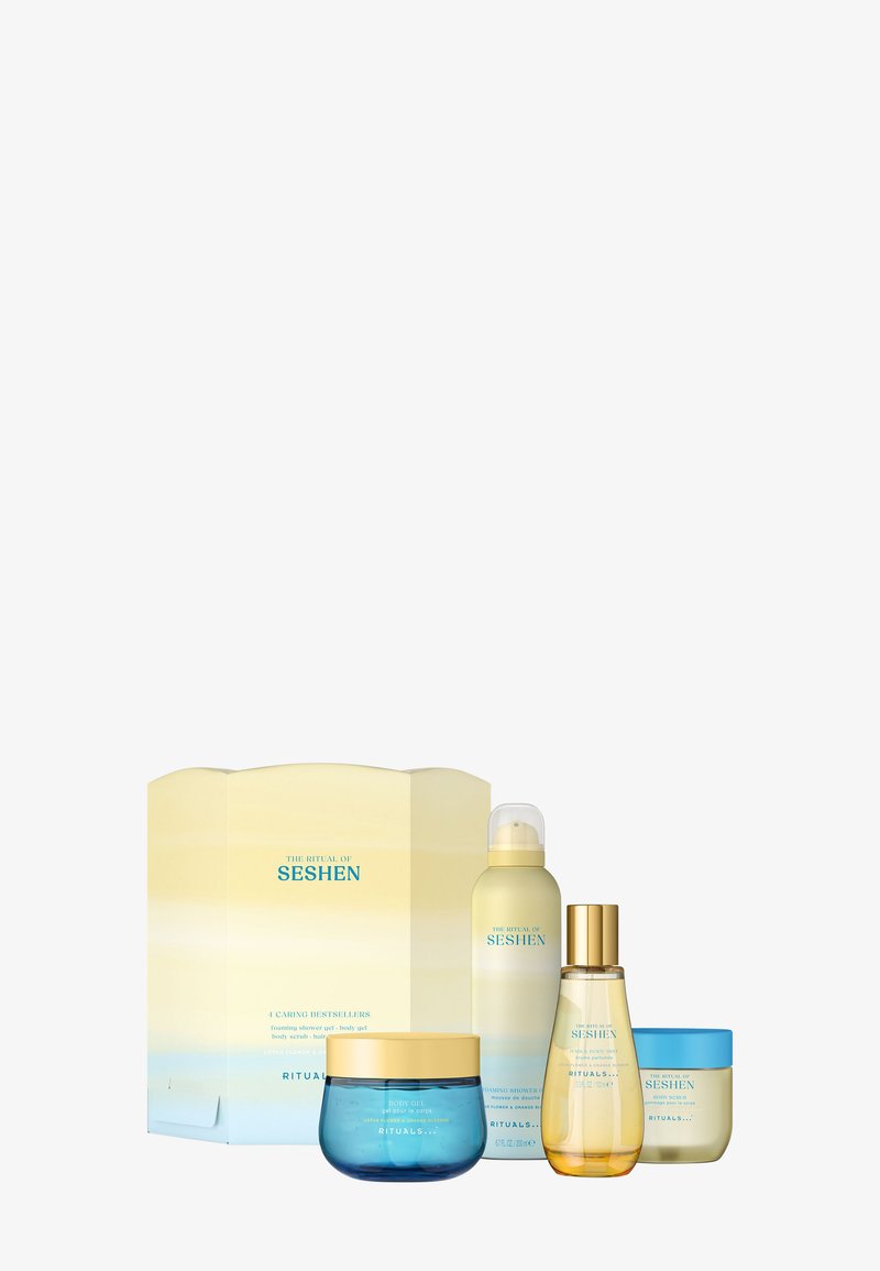El set de regalo Rituals of Seshen incluye cuatro productos: un frasco azul, un aerosol amarillo, un frasco dorado y una caja amarilla con detalles azules.