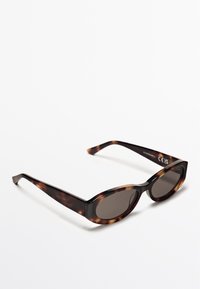 Dětské sluneční brýle s tlustým obdélníkovým rámem a tmavými skly. Mají mírně zvýšené spánky a hladký povrch. Označení CE.