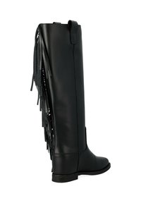 Botte en cuir noir jusqu'au genou avec une texture lisse, dotée d'un détail à franges sur le côté extérieur et d'une semelle plate.