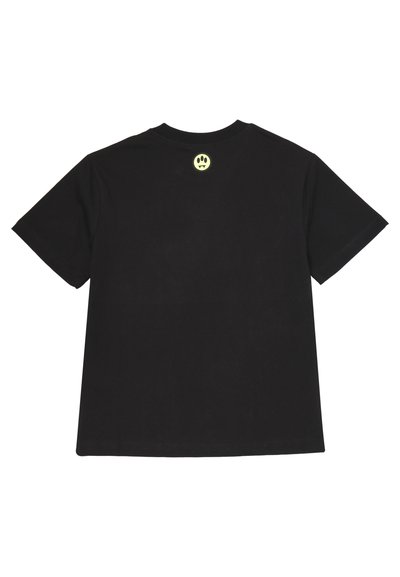 T-shirt nera a maniche corte in cotone, con collo tondo e una piccola toppa grafica gialla sul retro vicino al collo.