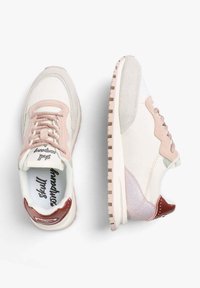 Sneaker mit einer Mischung aus weißem Stoff, pinken Akzenten, grauem Wildleder und einer roten Fersenschlaufe. Strukturiertes Gummisohle mit einem geriffelten Muster.