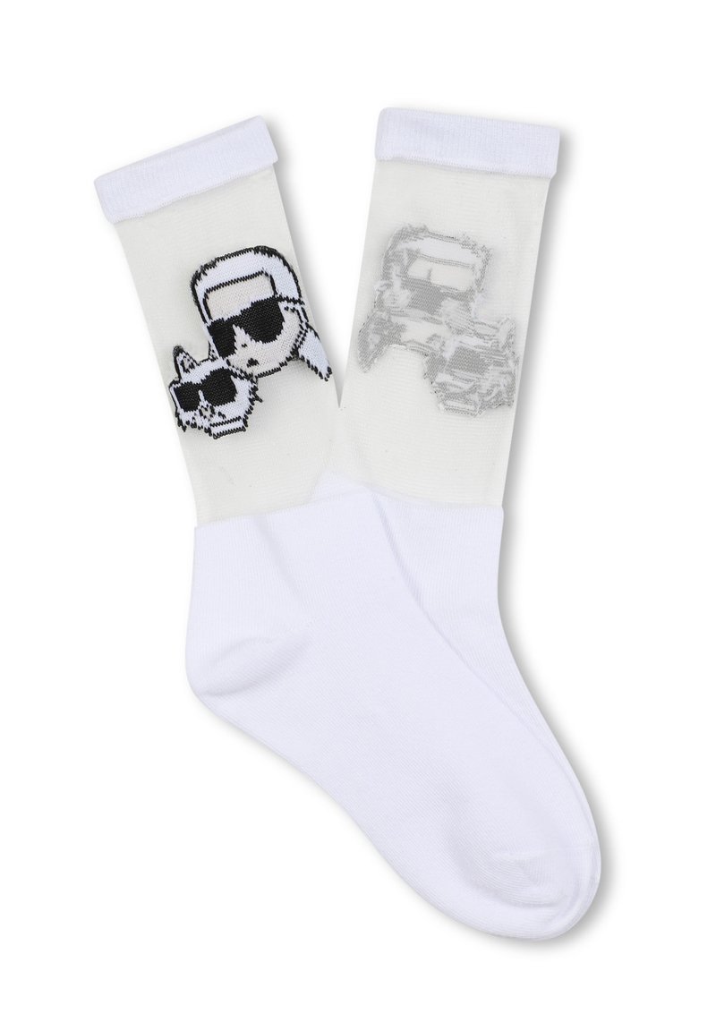 Calzini bianchi con un motivo a maglia che presenta un grafico di una figura con occhiali da sole e un design di teschio su un lato, e un contorno di veicolo sull'altro.