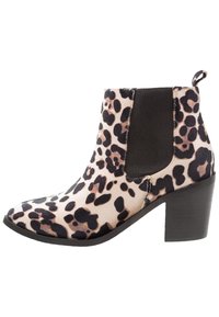 Botines de estampado de leopardo con una tela texturizada en beige y negro, paneles laterales elásticos y un tacón grueso negro.