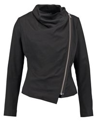 Chaqueta negra con cuello tipo capucha y dobladillo asimétrico. Presenta una cremallera plateada diagonal en el frente. Fabricada con una tela suave y estructurada.