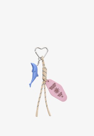 Sleutelhanger met een hartvormige metalen clip, een blauwe dolfijnfiguur, een crèmekleurig touw en een roze label met "Golden Coast" en een zonontwerp.