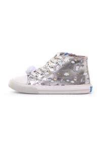 Zapatillas altas plateadas metálicas con patrones coloridos de unicornios y arcoíris, punta blanca y acento azul en la parte trasera.