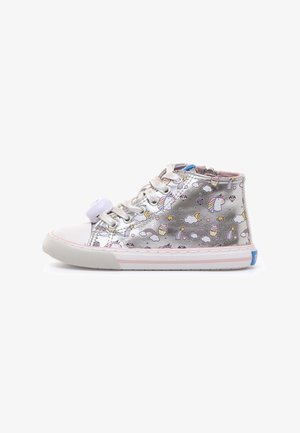 Sneaker alte metalliche argento con motivi colorati di unicorni e arcobaleni, punta bianca e dettaglio blu sul retro.