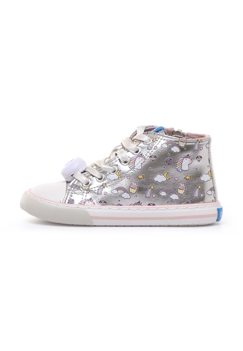 Zapatillas altas plateadas metálicas con patrones coloridos de unicornios y arcoíris, punta blanca y acento azul en la parte trasera.