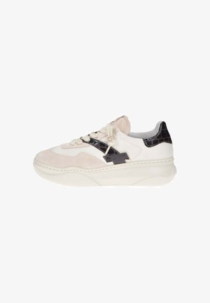 Sneaker bianche e beige con un design in suede testurizzato e accenti neri lucidi, dotate di una suola spessa e chiusura con lacci. Dettagli del logo notevoli.