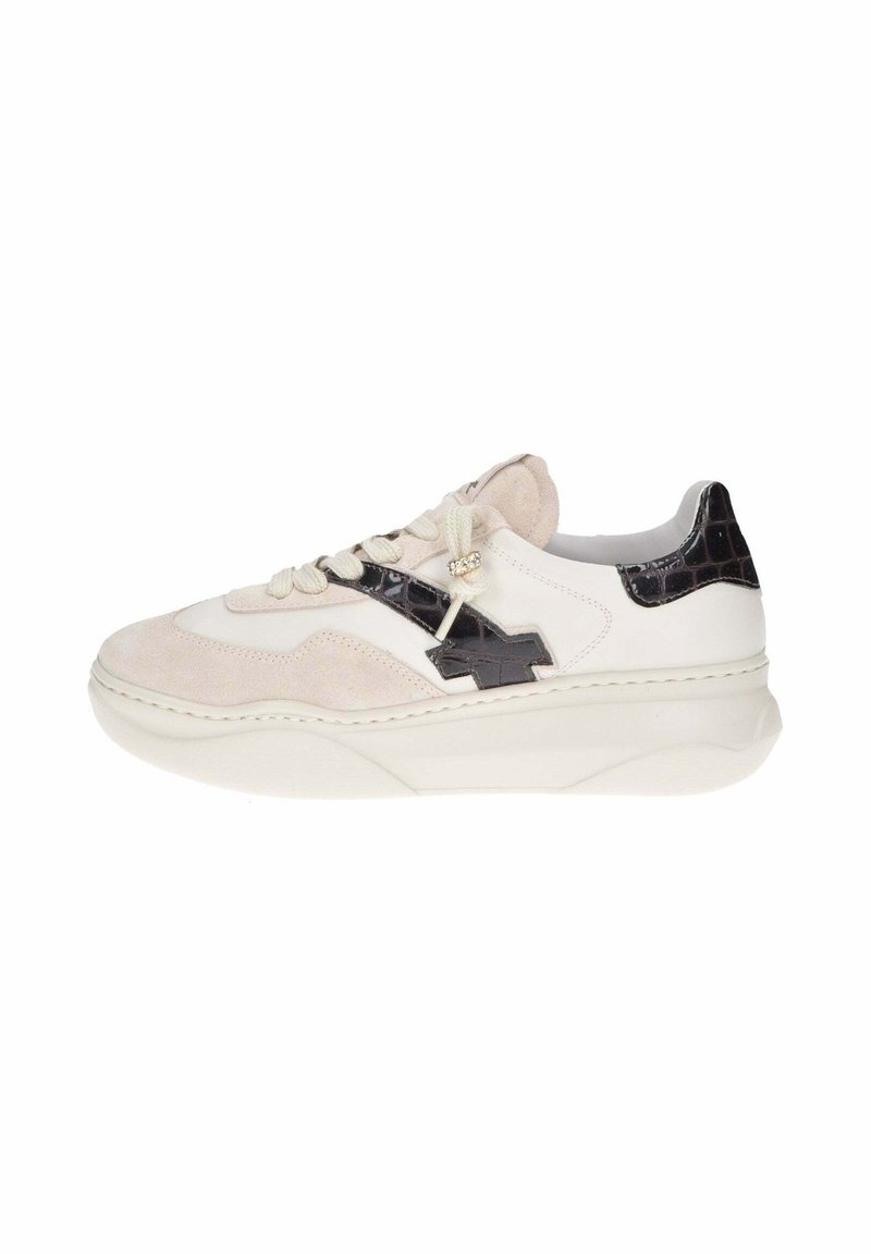 Sneaker bianche e beige con un design in suede testurizzato e accenti neri lucidi, dotate di una suola spessa e chiusura con lacci. Dettagli del logo notevoli.