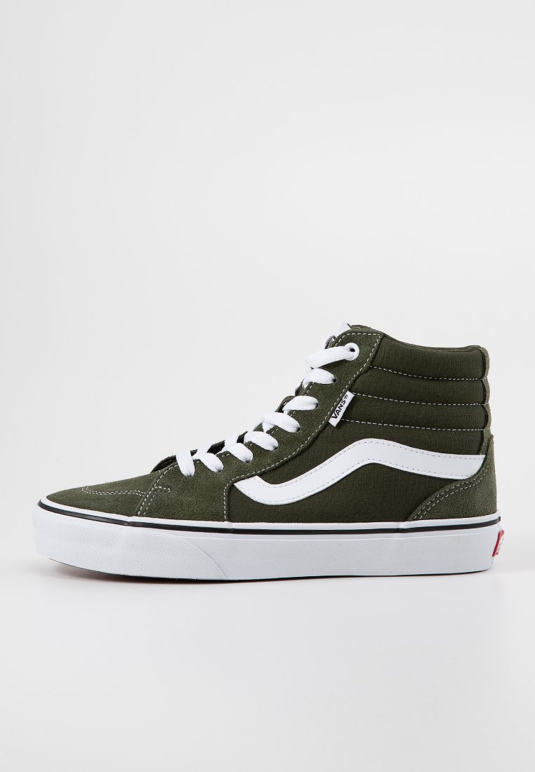 Hohe Sneaker aus olivgrünem Canvas mit weißen Akzenten. Sie verfügen über einen strukturierten Körper, weiße Schnürsenkel und eine Gummisohle mit schwarzem Rand.