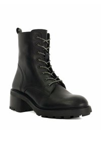 Botte noire en cuir à la cheville avec un détail de lacet métallique, semelle épaisse robuste et semelle en caoutchouc texturée pour une meilleure adhérence et durabilité.