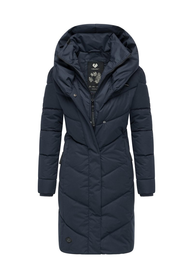 Tamsiai mėlynas izoliuotas parka su gaubtu, turi užtrauktuko uždarymą, įstrižą siuvimą, šonines kišenes ir logotipo pleistrą netoli krašto.