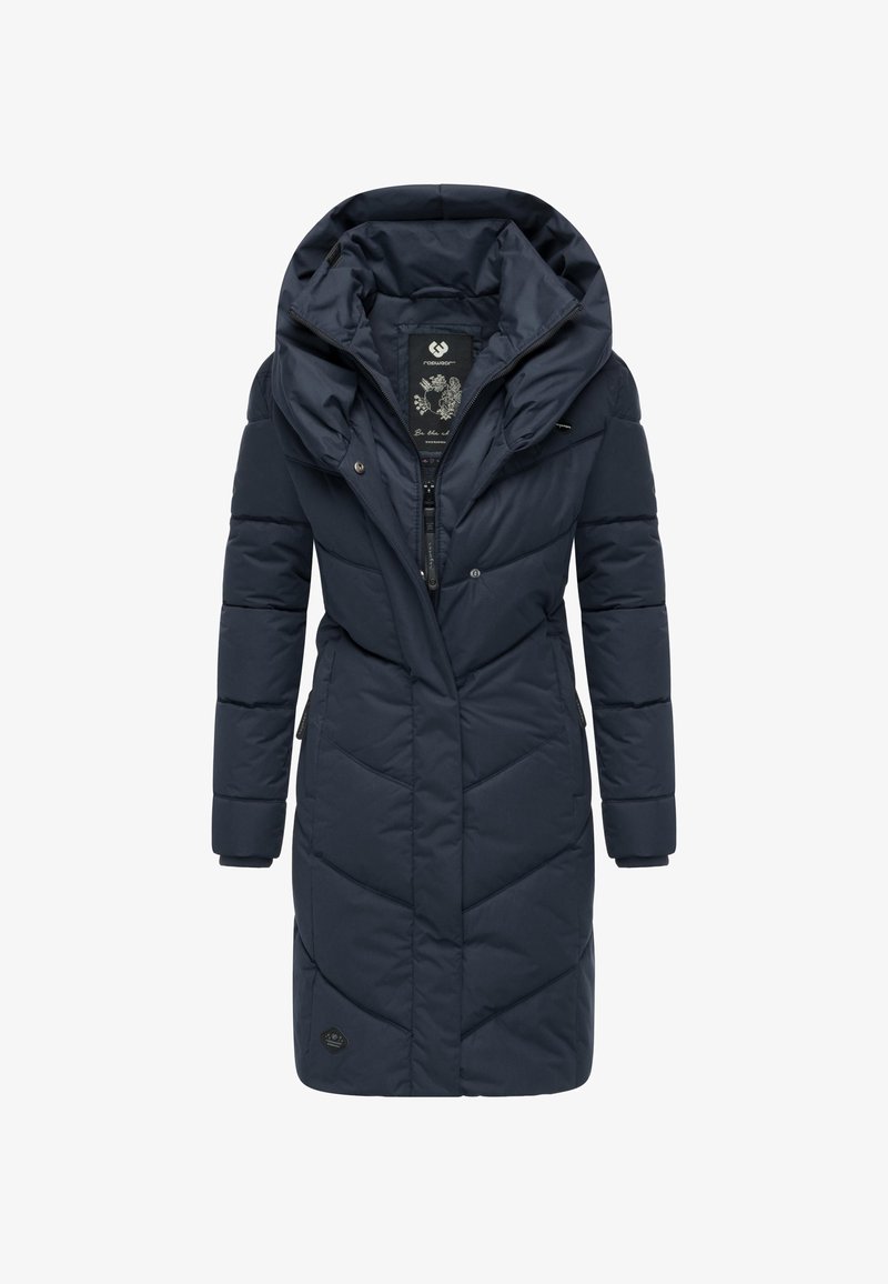 Tumši zila izolēta parka ar kapuci, ar rāvējslēdzēja aizdari, diagonālu šuvumu, sānu kabatām un logo plāksteri pie apakšmalas.