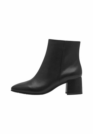 Botte de cheville en cuir noir avec un bout pointu, texture lisse et un talon carré. Design simple sans motifs visibles ni matériels.