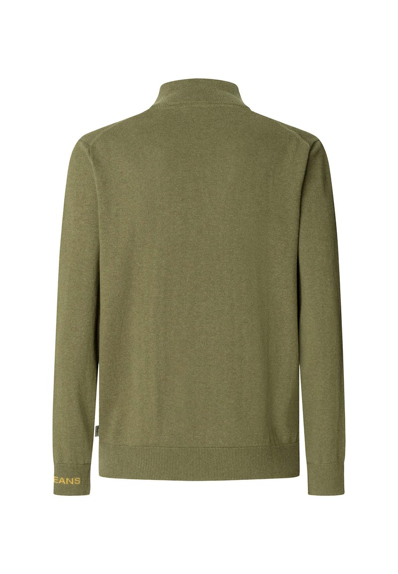 Sweter w oliwkowym kolorze z wysokim kołnierzem, długimi rękawami i prążkowanymi mankietami. Posiada żółty wzór loga na lewym rękawie. Miękka dzianina.