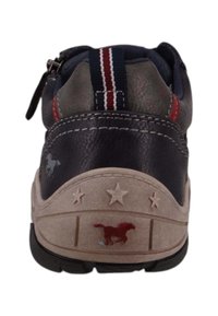 Tmavě modrá kožená bota se strukturovanou zadní částí s červenými a bílými akcenty, razítkovým logem koně a tvarovanými hvězdami na světlé podrážce.