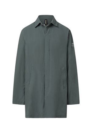 Tummanharmaa pitkähiha takki, jossa kaulus, piilotettu nappikiinnitys, kaksi sivutaskua ja pieni logoteksti vasemmassa hihassa.