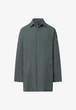 Tmavě šedý dlouhý kabát s límcem, skrytým zapínáním na knoflíky, dvěma bočními kapsami a malým logem na levém rukávu.