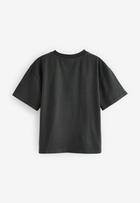 Sort bomulds t-shirt med korte ærmer og rund halsudskæring. Glat tekstur, let afslappet pasform, ingen synlige logoer eller mønstre.