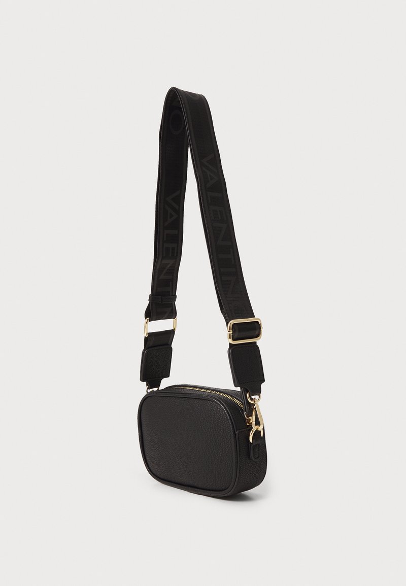 Borsa a tracolla rettangolare nera realizzata in pelle testurizzata, con zip dorata, tracolla imbottita con il marchio "VALENTINO" e minuteria piatta.