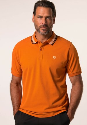 Polo orange avec un patte de boutonnage à deux boutons, col rayé contrastant et petit logo sur la poitrine gauche. Tissu en coton avec une texture lisse.