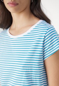 Mads Nørgaard STRIPE TEASY TEE - T-Shirt print - brilliant white/mediterranian blue