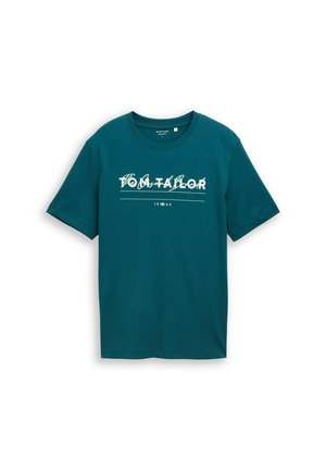 Kratek turkizno moder majica s kratkimi rokavi in okrolim izrezom, s potiskom belega in svetlo sivih abstraktnih besedil in številk čez prsni del.