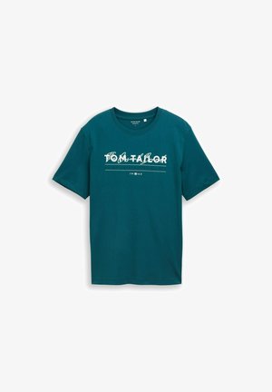 Tyrkysové tričko s krátkými rukávy a kulatým výstřihem, s bílým a světle šedým abstraktním textem a čísly tištěnými přes hrudník.