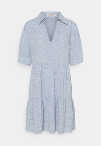 Ljusblå klänning med krage, korta ärmar, v-ringning och ett flerbottnat, utsvängt kjoldesign med ett vitt abstrakt mönster.