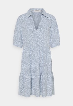 Robe bleu clair avec un col, des manches courtes, un décolleté en V et une jupe évasée à plusieurs niveaux avec un motif abstrait blanc.