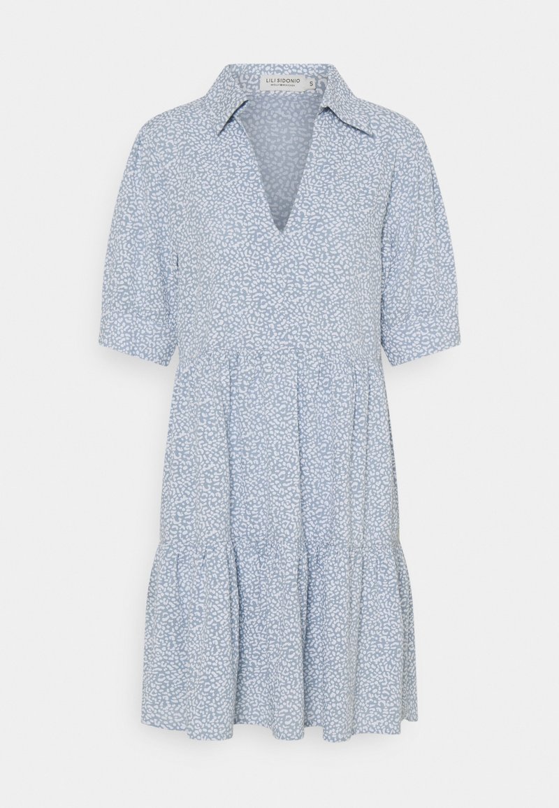 Ljusblå klänning med krage, korta ärmar, v-ringning och ett flerbottnat, utsvängt kjoldesign med ett vitt abstrakt mönster.