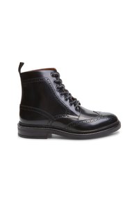 Botín de cuero negro a la altura del tobillo con detalles de brogue, puntera redonda, diseño de cordones, lengüeta y tacón apilado. Textura suave con acabado brillante.