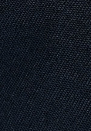 Tessuto blu navy scuro con una trama liscia e strutturata. Il materiale appare resistente ed è colorato in modo uniforme, senza schemi o accenti visibili.