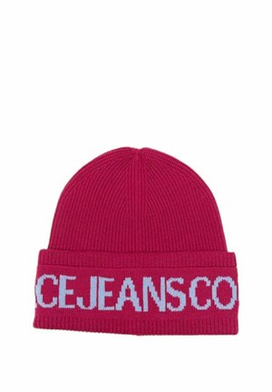 Berretto lavorato a maglia fucsia con bordo a coste che presenta la scritta "ICEJEANSCO" in lettere azzurre. Texture morbida, cima arrotondata, design versatile.