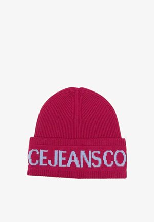 Berretto lavorato a maglia fucsia con bordo a coste che presenta la scritta "ICEJEANSCO" in lettere azzurre. Texture morbida, cima arrotondata, design versatile.