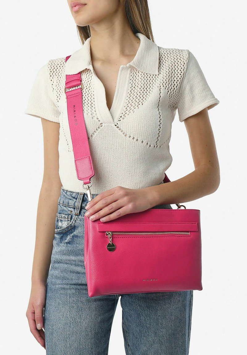 Lyserød læder crossbody taske med en lynlås-lomme foran og justerbar rem, der har en glat tekstur og minimalistisk design.