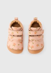 Ζευγάρι ροζ παιδικά παπούτσια με σχέδια ροδακινί και πράσινα φύλλα, με διπλά λουράκια βέλκρο και στρογγυλεμένες καφέ σόλες.