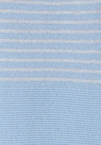 Tela de punto azul claro con rayas horizontales blancas; una textura suave con un patrón consistente y un cosido uniforme en toda su extensión.