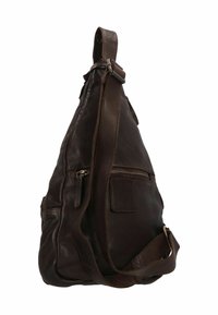Zaino a tracolla in pelle marrone scuro con cinturino regolabile, tasca frontale con zip e texture liscia.