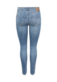 Lichtblauwe skinny jeans met een gladde denimtextuur, voorzien van twee achterzakken en een bruine merkpatch op de tailleband.