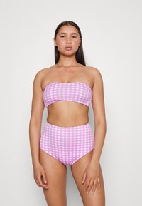 Conjunto de biquíni de duas peças em padrão de gingham rosa e branco. Top sem alças com faixa, parte inferior de cintura alta. Tecido liso e elástico.