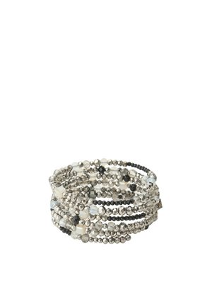 Bracelet multi-brins enroulé avec de petites perles facettées métalliques argentées, noires, blanches et translucides, en forme de spirale circulaire.