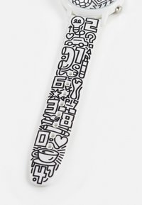 Bracelet de montre blanc avec des griffonnages noirs comprenant des chiffres, des symboles, une voiture, une ampoule, une tasse de café, un cœur et diverses formes abstraites.